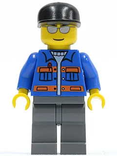 Veste bleue à poches et rayures orange, pantalon gris bleu foncé, casquette noire, lunettes de soleil argentées