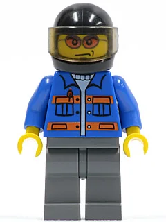 Veste bleue à poches et rayures orange, pantalon gris bleu foncé, casque noir, lunettes de soleil orange