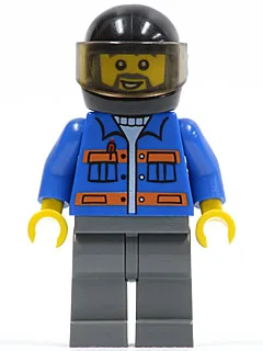 Veste bleue à poches et rayures orange, jambes gris bleu foncé, casque noir, barbe grise