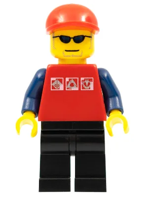 Chemise rouge à 3 logos argentés, manches bleu foncé, jambes noires, casquette rouge à visière courte, lunettes
