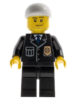 Costume de police avec cravate et insigne bleus, pantalon noir, casquette blanche à visière courte, sourire en coin et barbe de trois jours.