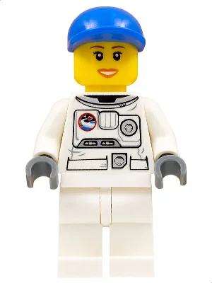 Combinaison spatiale, jambes blanches, casquette bleue à visière courte, cils