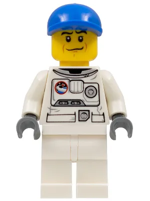 Combinaison spatiale, jambes blanches, casquette bleue à visière courte, sourcils noirs