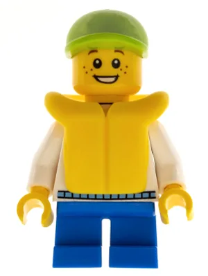 Enfant - Garçon, sweat à capuche blanc avec poche bleu moyen, short bleu, casquette vert citron, taches de rousseur, gilet de sauvetage jaune