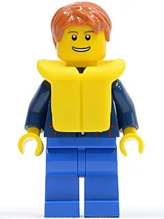 Chemise à carreaux boutonnée, jambes bleues, cheveux courts orange foncé ébouriffés, gilet de sauvetage jaune, sourire fin laissant apparaître les dents