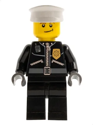 Polizei – Lederjacke mit goldenem Abzeichen und dem Aufdruck „POLIZEI“ auf dem Rücken, weiße Mütze, schiefes Lächeln