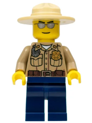 Police forestière : chemise beige foncé à poches, radio et insigne doré, pantalon bleu foncé, casquette de campagne, lunettes de soleil argentées