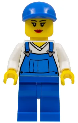 Een blauwe overall over een T-shirt met V-hals, blauwe broekspijpen, een blauwe pet met korte klep, wimpers en een glimlach.