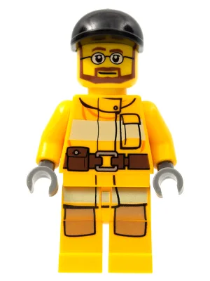 Combinaison de pompier orange vif avec ceinture utilitaire, casquette noire à visière courte, barbe et lunettes.