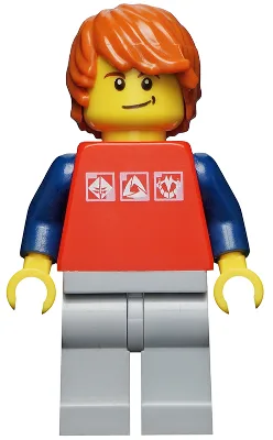 Rotes Hemd mit 3 silbernen Logos, dunkelblaue Ärmel, hellblaugraue Beine, dunkelorange Haare