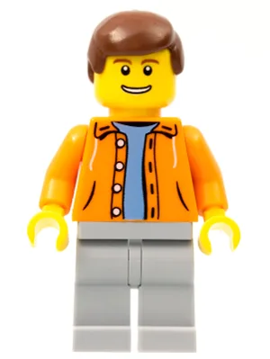 Orangefarbene Kapuzenjacke über hellblauem Pullover, hellblaugraue Beine, rotbraunes Männerhaar