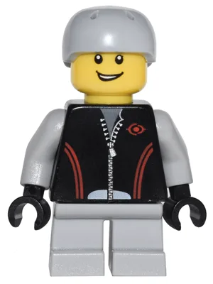 Leren jas met rits, rode strepen en logo, lichtblauwgrijze korte broek, lichtblauwgrijze sporthelm