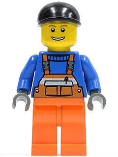 Overall mit orangefarbenem Sicherheitsstreifen, orangefarbene Beine, schwarze Schirmmütze, braune Augenbrauen, offenes Lächeln