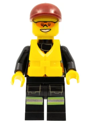 Feuerwehr-Schutzweste mit reflektierenden Streifen, Taschen und Schultergurt, dunkelrote Schirmmütze, Rettungswesten-Mittelschnalle