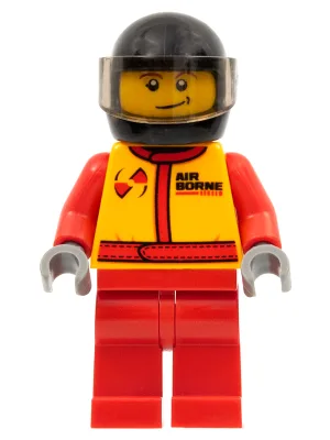 Monstertruck-Fahrer, Rennanzug mit Airborne Spoilers-Logo, schwarzer Helm mit durchscheinend braunem Visier, schiefes Lächeln