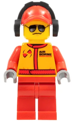 Monster-Truck-Mechaniker, Rennanzug mit Airborne-Spoilers-Logo, rote Kappe mit Loch, Kopfhörer, schwarz-silberne Sonnenbrille