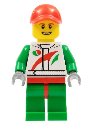 Mécanicien de course automobile, combinaison de course blanche avec logo Octan, casquette rouge trouée, sourcils bruns, sourire fin laissant apparaître les dents.