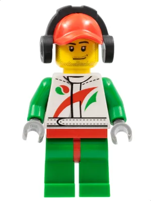 Mécanicien de course automobile, combinaison de course blanche avec logo Octan, casquette rouge trouée, casque audio, sourire en coin et barbe de trois jours.