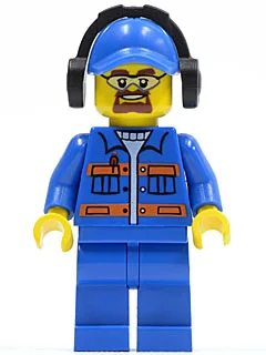 Blaue Jacke mit Taschen und orangefarbenen Streifen, blaue Hosenbeine, blaue Kappe mit Loch, Kopfhörer, Schutzbrille