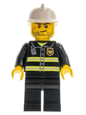 Feuer – Reflektierende Streifen, schwarze Beine, weißer Feuerwehrhelm, schiefes Lächeln mit Narbe