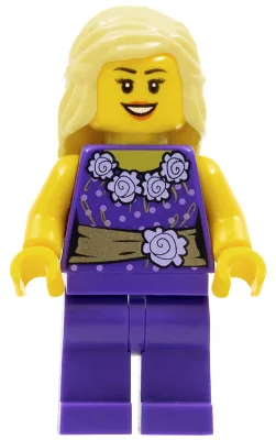 Dunkelviolette Bluse mit goldener Schärpe und Blumen, dunkelviolette Beine, hellgelbes, mittellanges Haar