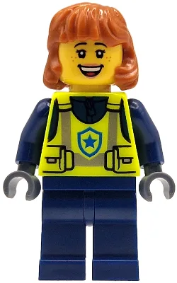 Politieagent - Vrouwelijke stadsagent, neongeel veiligheidsvest, donkerblauwe benen, donkeroranje halflang haar, brede grijns.