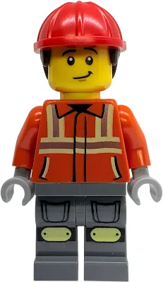Bauarbeiter – männlich, rot-orange Sicherheitsjacke mit reflektierenden Streifen, dunkelblaugraue Beinschienen mit Knieschonern, roter Bauhelm, kurzes, dunkelbraunes, lockiges Haar