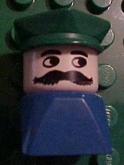 Duplo 2 x 2 x 2 figuurblokje, vroege versie, man op blauwe voet, groene politiepet.