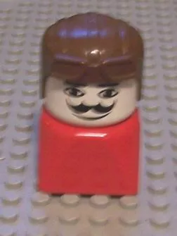 Brique Duplo 2 x 2 x 2, figurine masculine (modèle ancien), sur socle rouge, chapeau d'aviateur marron, moustache.