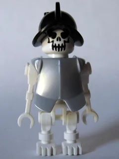 Skelet, torso uit het fantasietijdperk met een boze schedel, zwarte conquistadorhelm, parelmoer lichtgrijze bepantsering