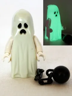 Ghost mit spitzem Oberteil und Kugel und Kette