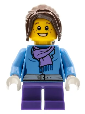 Mittelblaue Jacke mit hellviolettem Schal, dunkelviolette kurze Hosen, dunkelbraunes langes Haar zu einem Pferdeschwanz mit Seitenscheitel.