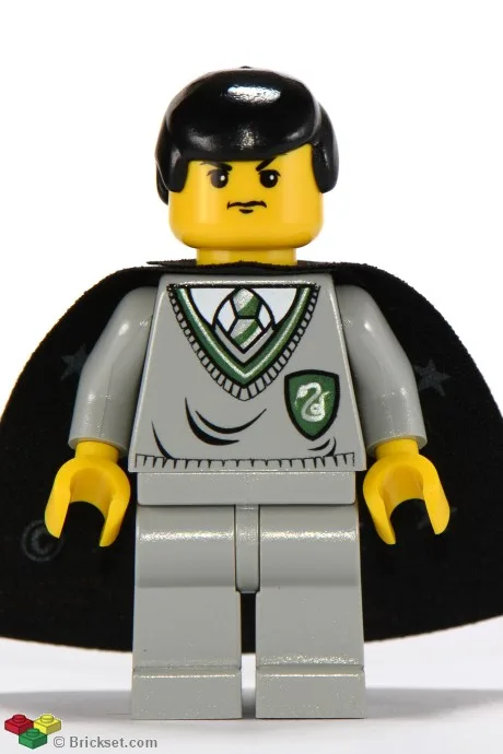Gregory Goyle - Lichtgrijze Slytherin-trui en -broek, zwarte cape met sterren, zwart haar (Harry Potter-transformatie)
