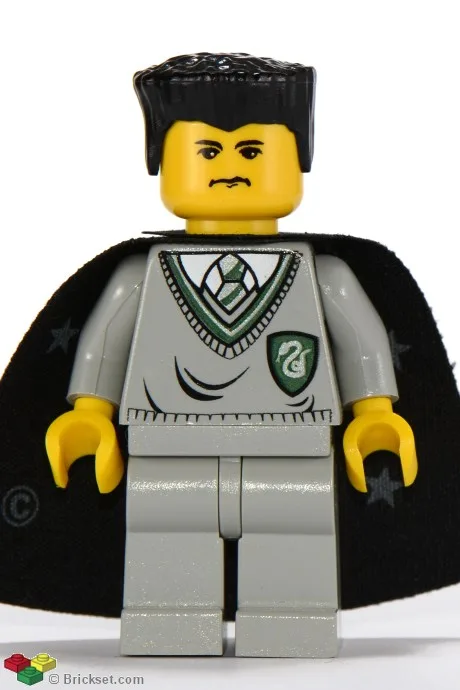 Vincent Crabbe - Lichtgrijze Slytherin-trui en -broek, zwarte cape met sterren, zwart plat shirt (Ron Weasley-transformatie)
