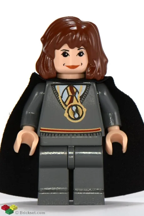 Hermine Granger – Gryffindor-Streifen-Oberkörper mit Zeitumkehrer-Halskette, dunkelblaugraue Beine, schwarzer Umhang