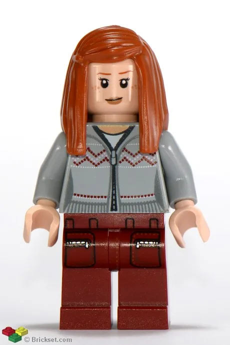 Ginny Weasley – Hellblaugraue Strickkleidung, dunkelrote Hosenbeine mit Taschenmuster
