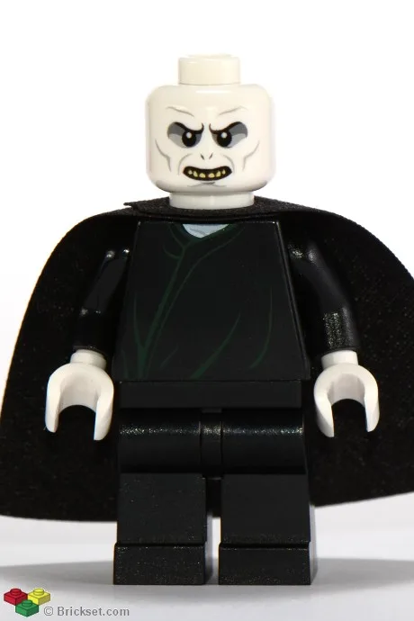 Heer Voldemort - Wit hoofd, zwarte cape, donkergroene strepen op zijn gewaad