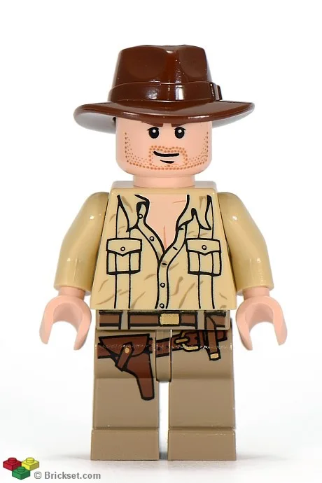Indiana Jones – hellbraunes Hemd mit offenem Kragen, rotbrauner Fedora, schiefes Grinsen mit geschlossenem Mund
