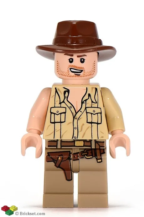 Indiana Jones – hellbraunes Hemd mit offenem Kragen, rotbrauner Fedora, schiefes Grinsen mit offenem Mund