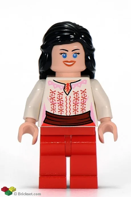 Marion Ravenwood – Weißes Hemd mit dunkelroter Schärpe, rote Beine