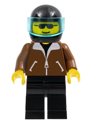 Veste marron, jambes noires, casque noir, visière bleu clair translucide