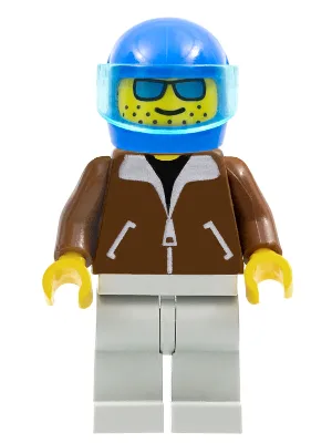 Veste marron, jambes gris clair, casque bleu, visière bleu clair translucide