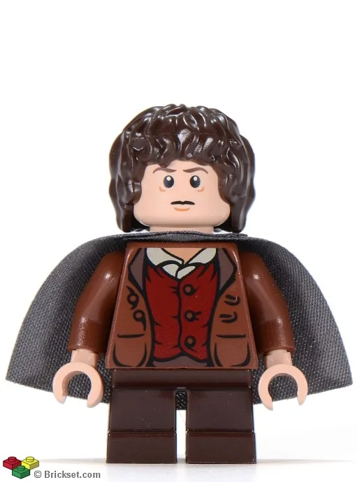 Frodo Beutlin – Rotbraune Jacke, dunkelbraune Beine, dunkelblaugrauer Umhang