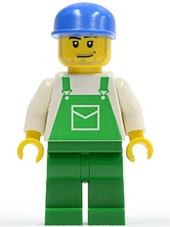 Salopette verte à poche, jambes vertes, casquette bleue à longue visière plate, sourire en coin et barbe de trois jours.