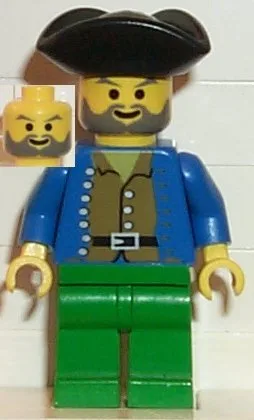 Piratenhemd (braun), grüne Beine, schwarzer Piratenhut (dreieckig)