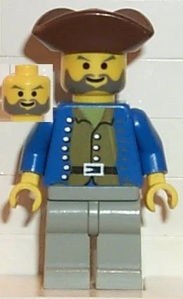 Piratenhemd (braun), Hose (hellgrau), brauner Piratenhut (dreieckig)