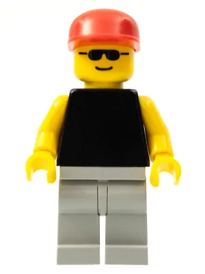 Torse noir uni, bras jaunes, jambes gris clair, lunettes de soleil, casquette rouge