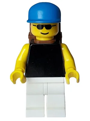 Schwarzer Oberkörper mit gelben Armen und Händen, weißen Beinen, Sonnenbrille, blauer Kappe und braunem Rucksack