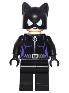 Catwoman – Schwarzer Anzug mit dunkelviolettem Besatz, dunkelviolette Lippen