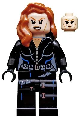 Schwarze Witwe – Schwarzer Jumpsuit, dunkelorangefarbenes, mittellanges Haar, bedruckte Beine, schwarze Hände, dunkelorangefarbene Augenbrauen